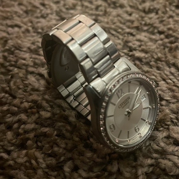 I am selling a citizen silver quartz watch for women - Picture 4 of 7